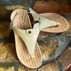 Athlefit gold, toe post sandals.